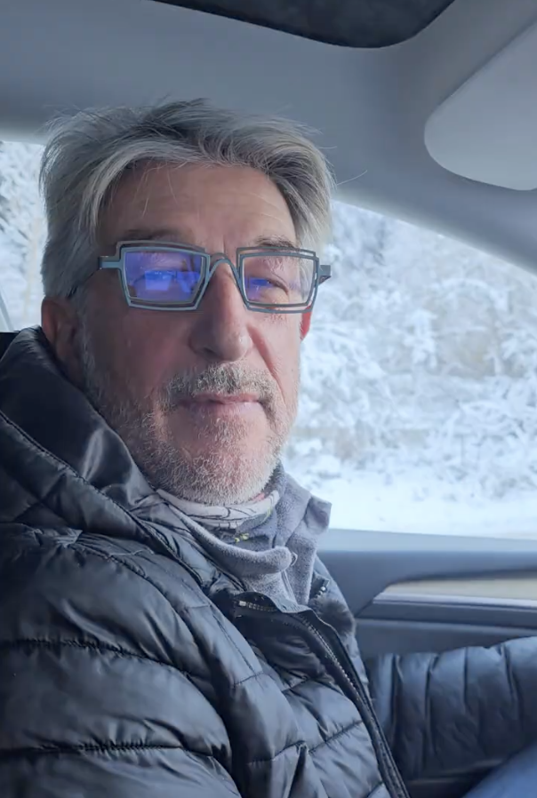 Consegna chiavi e firma pratica per noleggio a lungo termine — procedura rapida e trasparente.